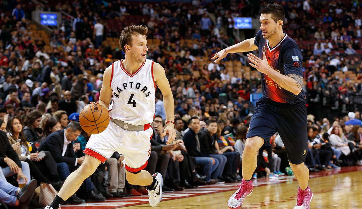 Guard Toronto Raptors, Brady Heslip, berusaha melewati hadangan pemain San Lorenzo pada laga pramusim NBA di Rogers Center, Toronto, Sabtu (15/10/2016). Raptors menang 122-105 atas San Lorenzo. (USA Today Sports/Kevin Sousa)