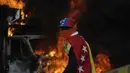 Demonstran anti-pemerintah di Venezuela menutupi wajahnya saat menggelar aksi di Caracas, Venezuela, Sabtu (26/5). Demonstrasi terus terjadi seiring krisis bahan kebutuhan pokok di penjuru negeri. (AP Photo)  