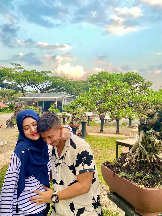 Fairuz A Rafiq Keguguran, Ini 7 Potretnya dengan Sonny Septian yang Setia Menemani