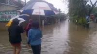Hujan deras membuat sejumlah tempat di Bekasi banjir (Fernando Purba/Liputan6.com)