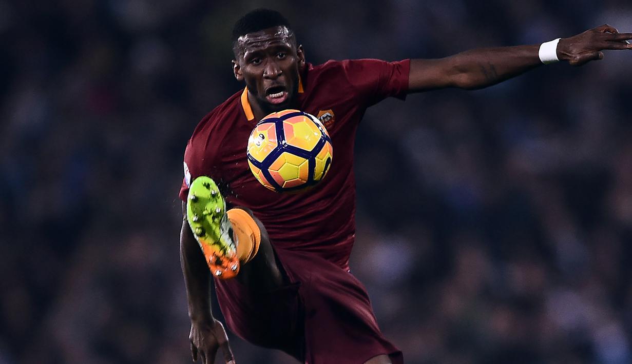 Antonio Rudiger. Hijrah pada 2017/2018, ia memilih Chelsea sebagai destinasinya. The Blues harus mengeluarkan uang senilai 35 juta euro untuk mengikatnya. Total telah tampil dalam 164 laga bersama Chelsea dan sukses meraih gelar Liga Champions musim 2020/2021 lalu. (AFP/Filippo Monteforte)