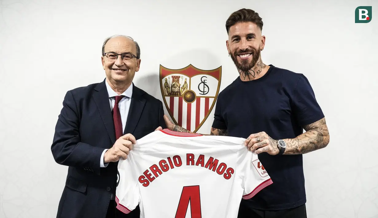 Presiden Klub Sevilla, Jose Castro Carmona (kiri) berpose dengan Sergio Ramos setelah resmi menjadi pemain Sevilla pada Selasa (05/09/2023) WIB. Ramos bergabung sebagai pemain bebas transfer setelah kontraknya di PSG tak diperpanjang. (Twitter/@SevillaFC)