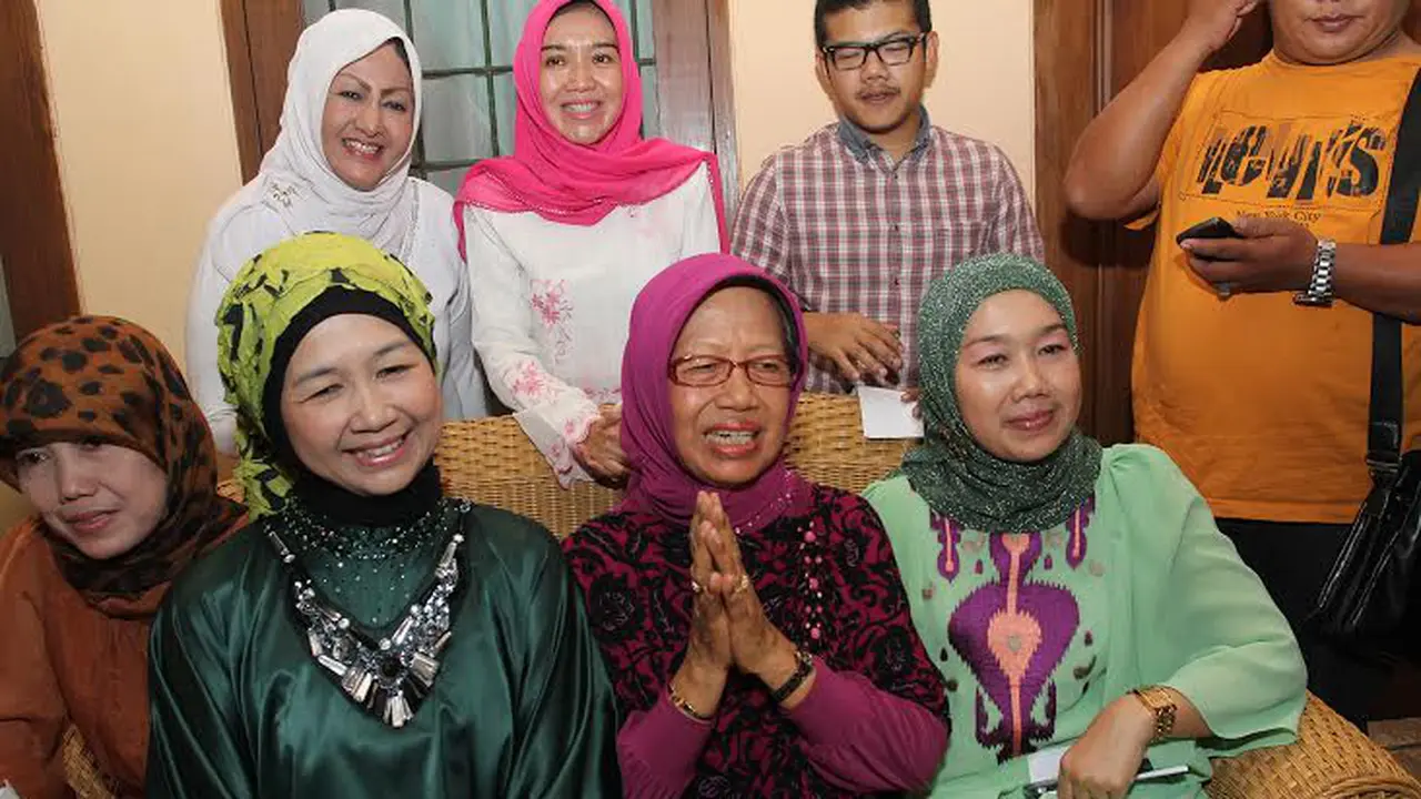 Usai Nyoblos, Ibunda Jokowi Nobar Quick Count di Kediamnnya