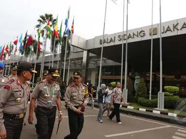 Kapolri Jenderal Pol Badrodin Haiti (tengah) ditemani Kapolda Metro Jaya Irjen Unggung Cahyono (kiri) dan Kapolres Metro Jakpus Kombes Pol Hendro Pandowo (kanan) saat meninjau lokasi KAA di JCC Senayan, Senin (20/4/2015). (Liputan6.com/Herman Zakharia) 