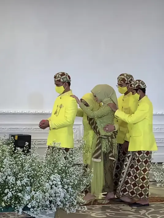 Sedangkan untuk keluarga menggunakan busana bernuansa kuning yang dipadukan dengan bawahan kain batik. Renzila dalam Instagramnya mengatakan kebaya hijau yang digunakan  Lesti agar terlihat Sunda.