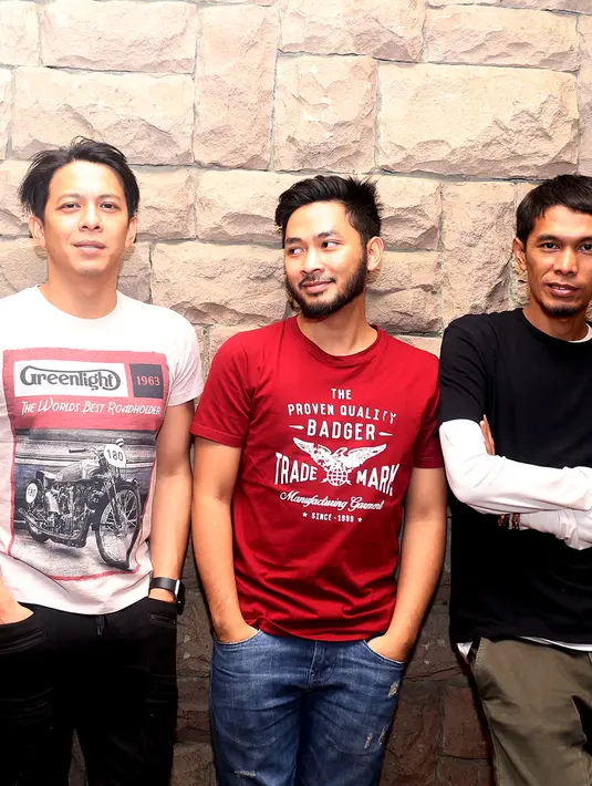 "Nanti kita konsen di tahun baru buat album. Album kedua belum keluar. Kita masih selesaikan itu semua. 2016 harus album baru," tutur Ariel NOAH di Studio Musica, kawasan Perdatam, Jakarta Selatan, Senin (21/12/2015). (Andy Masela/Bintang.com)