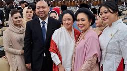 Dalam momen kebersamaan yang begitu hangat tersebut, Titiek menyelipkan caption memohon doa restu agar bisa menjalankan tugas sebagai wakil rakyat dengan sebaik-baiknya. Pada periode ini, Puan kembali menjadi Ketua DPR RI, sementara itu Titiek ditunjuk sebagai Ketua Komisi IV DPR RI.(Liputan6.com/IG/@titieksoeharto)