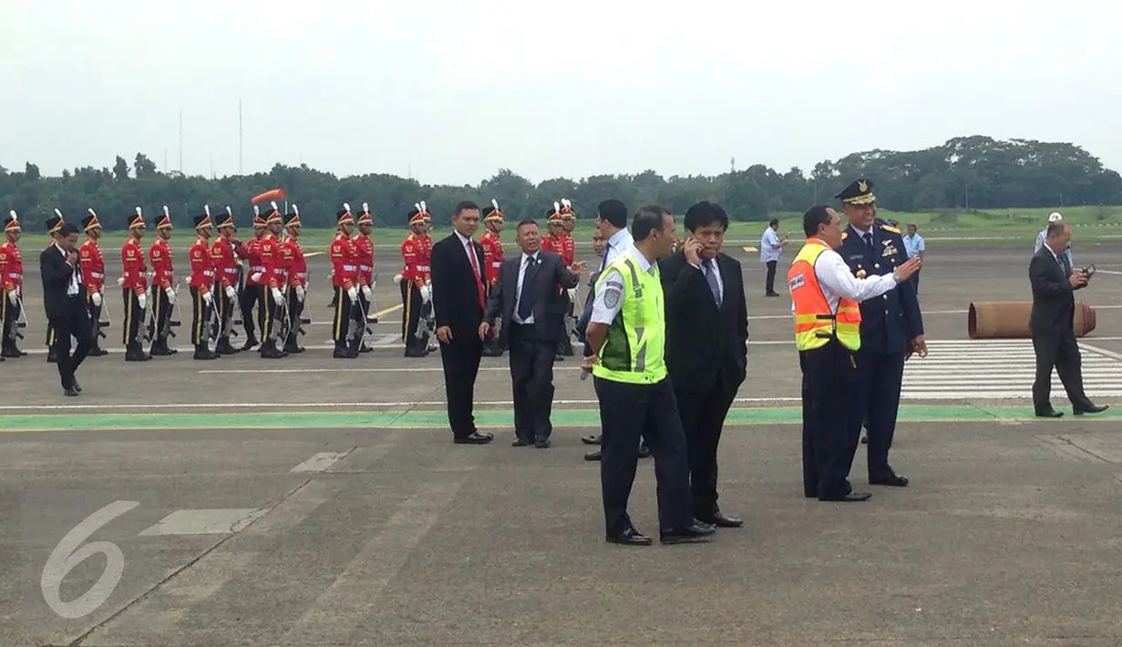 Sejumlah petugas terlihat standby menjelang kedatangan Raja salma di Bandara Halim Perdanakusuma, Jakarta, Rabu (1/3). (Liputan6.com/Fery Pradolo)