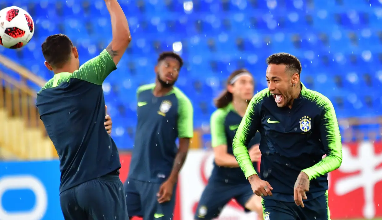 Pemain Brasil, Neymar (kanan) tertawa saat berlatih dengan rekan setimnya jelang menghadapi Belgia dalam perempat final Piala Dunia 2018 di Stadion Tsentralny, Kazan, Rusia, Kamis (5/7). (Luis Acosta/AFP)