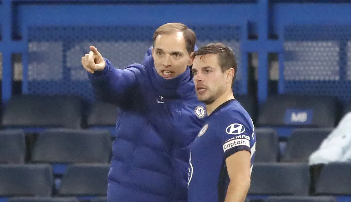 Thomas Tuchel memberi instruksi kepada kapten tim, Cesar Azpilicueta dalam laga lanjutan Liga Inggris 2020/21 pekan ke-20 melawan Wolverhampton Wanderers di Stamford Bridge, Rabu (27/1/2021). Chelsea bermain imbang 0-0 dengan Wolverhampton Wanderers. (AP Photo/Frank Augstein)