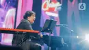 Penampilan Erwin Gutawa saat membawakan lagu Chrisye Live dalam Java Jazz Festival 2020 di JIExpo Kemayoran, Jakarta, Jumat (28/2/2020). Erwin Gutawa membawakan sejumlah lagu hits milik almarhum Chrisye seperti Juwita, Anak Sekolah, dan Hip Hip Hura. (Liputan6.com/Faizal Fanani)