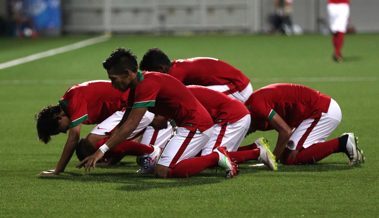Sujud syukur bersama menjadi ritual rutin setelah mencetak gol. (Bola.com/Arief Bagus)