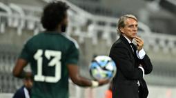 Pelatih Timnas Arab Saudi, Roberto Mancini (kanan), memperhatikan permainan anak asuhnya saat laga uji coba melawan Timnas Kosta Rika yang berlangsung di St James Park, Inggris, Sabtu (9/9/2023) dini hari. (AFP/Oli Scarff)