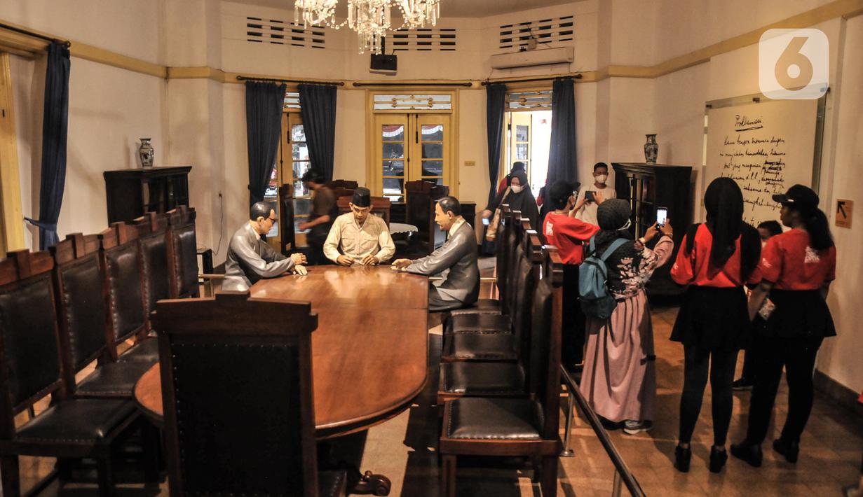 <p>Pengunjung melihat koleksi saat berwisata sejarah di Museum Perumusan Naskah Proklamasi, Menteng, Jakarta Pusat, Selasa (16/8/2022). Menjelang perayaan HUT Kemerdekaan RI, rumah bersejarah yang menjadi saksi bisu terciptanya naskah Proklamasi itu ramai dikunjungi, baik anak-anak maupun orang dewasa untuk lebih dekat tentang perjalanan lahirnya Indonesia. (merdeka.com/qbal S Nugroho)</p>