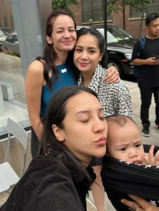 Tak ketinggalan, Cipung jumpa fans part II. Ada Anya Geraldine dan Enzy Storia. Gimana sih perasaan Cipung bisa diidolakan dua artis cantik ini? (Instagram.com/raffinagita1717)