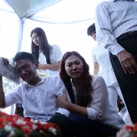 Johannes Abraham Onsu ayah Ruben Onsu menghembuskan napas terakhirnya Minggu (29/1/2017) pukul 21.00 WIB. Ruben berkali-kali menangis hingga matanya sembab. Begitu juga saat pemakaman. (Nurwahyunan/Bintang.com)