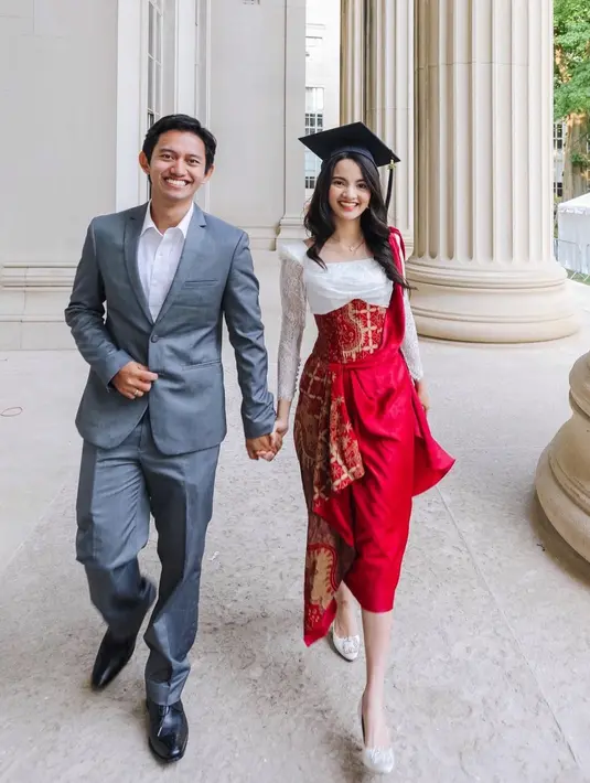 Finalis Puteri Indonesia 2019 itu tampil cantik mengenakan busana bernuansa merah putih yang melambangkan bendera Indonesia. [Foto: sabrinaanggraini/belvadevara].