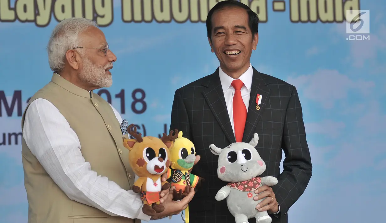 Presiden Joko Widodo (Jokowi) memberikan maskot Asian Games 2018 kepada PM India Narendra Modi di Lapangan Monas, Jakarta, Rabu (30/5). Awalnya, Jokowi bersama PM Modi melakukan pertemuan bilateral di Istana Merdeka. (Merdeka.com/Iqbal S. Nugroho)