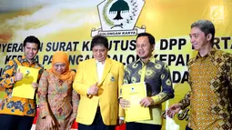 Ketua Umum DPP Partai Golkar Airlangga Hartarto (tengah) berfoto bersama dengan calon Kepala Daerah usai memberi surat rekomendasi di Kantor DPP Partai Golkar, Jakarta, Jumat (5/1). (Liputan6.com/JohanTallo)