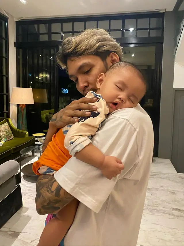 Momen Young Lex Asuh Baby Zaenab Alexander. (Sumber: Instagram/young_lex18)