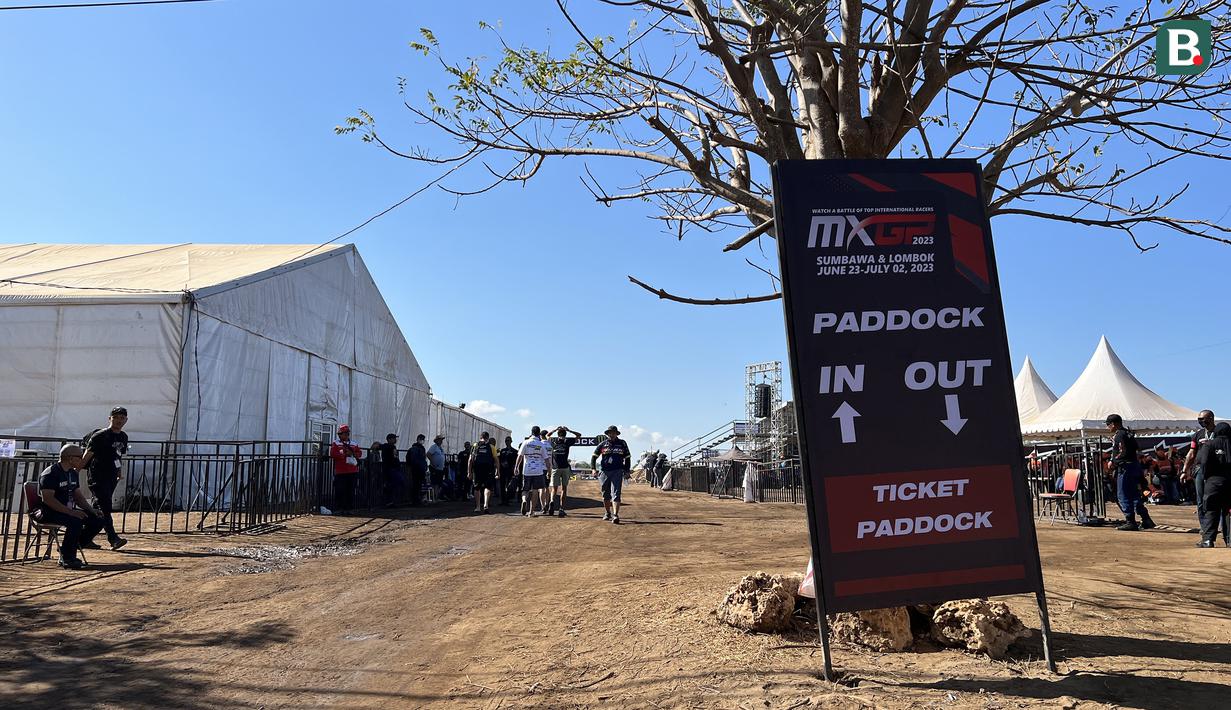 Suasana paddock tim MXGP Sumbawa 2023. Tercatat ada 23 crosser dari 14 tim yang akan adu keterampilan menjadi yang tercepat. (Bola.com/Wiwig Prayugi)