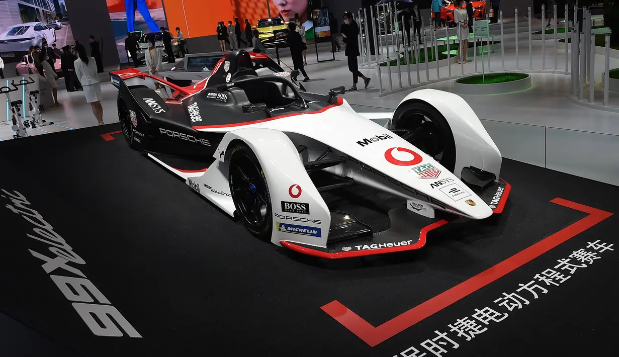 Sebuah mobil balap listrik Porsche terlihat di area ekshibisi otomotif Pameran Impor Internasional China (China International Import Expo/CIIE) ketiga di Shanghai, China timur (5/11/2020). (Xinhua/Zhao Dingzhe)