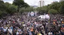 Polisi dan agen pasukan keamanan negara bagian Minas Gerais protes menuntut gaji yang lebih tinggi di Belo Horizonte, Brasil, 21 Februari 2022. Demonstrasi mendapat dukungan dari Komandan Umum Polisi Militer negara bagian dan mengumpulkan ribuan polisi serta agen keamanan publik. (Douglas MAGNO/AFP)