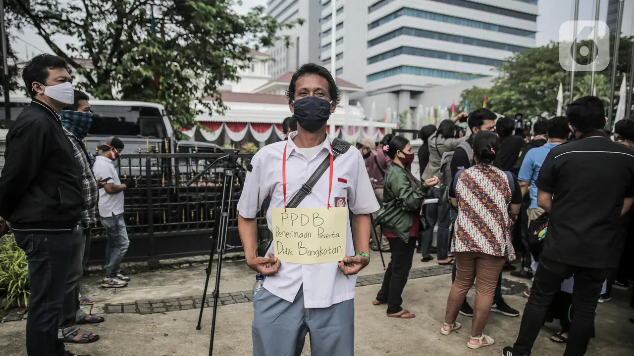 Demo Orang Tua Murid di Balai Kota Jakarta