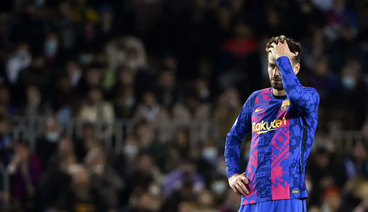 Tim tuan rumah terus berupaya menambah gol untuk meraih kemenangan. Mereka terus menggempur pertahanan Napoli. Namun, hingga wasit meniup peluit panjang, tidak ada gol tercipta. Barcelona hanya bisa mendapatkan hasil imbang 1-1 atas tamunya. (AFP/Lluis Gene)