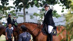 Selebritas Indonesia, Zaskia Sungkar bersiap berkompetisi dalam cabang olahraga berkuda nomor show jumping Turnamen Olahraga Selebriti Indonesia (TOSI) Season 3 yang berlangsung di Arthayasa Stable, Depok, Jawa Barat, Jumat (01/11/2024). (Bola.com/Bagaskara Lazuardi)