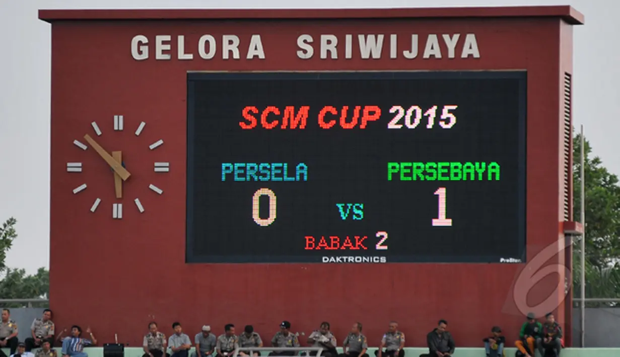 Persebaya Surabaya berhasil keluar sebagai juara ketiga SCM Cup 2015 usai mengalahkan Persela Lamongan dengan skor 1-0, Stadion Jakabaring, Palembang, Selasa (27/1/2015). (Liputan6.com/Johan Tallo)