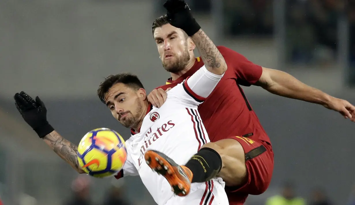 Pemain AC Milan, Suso (kiri) berebut bola dengan pemain Roma, Kevin Strootman pada lanjutan Serie A di Rome Olympic stadium, (25/2/2018). AC Milan menang 2-0. (AP/Alessandra Tarantino)