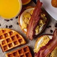 Sarapan ala Amerika biasanya terdiri dari bacon, telur, pancake dan waffle. (Dok. Instagram/@americanbreakfast.co/https://www.instagram.com/p/Cmv-f2vOzgL/Dyra Daniera)