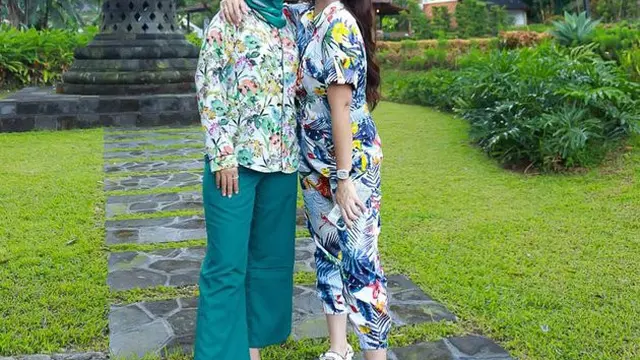 Makin Langsing, Ini 7 Gaya Ussy Sulistiawaty Arisan Bareng Sahabat