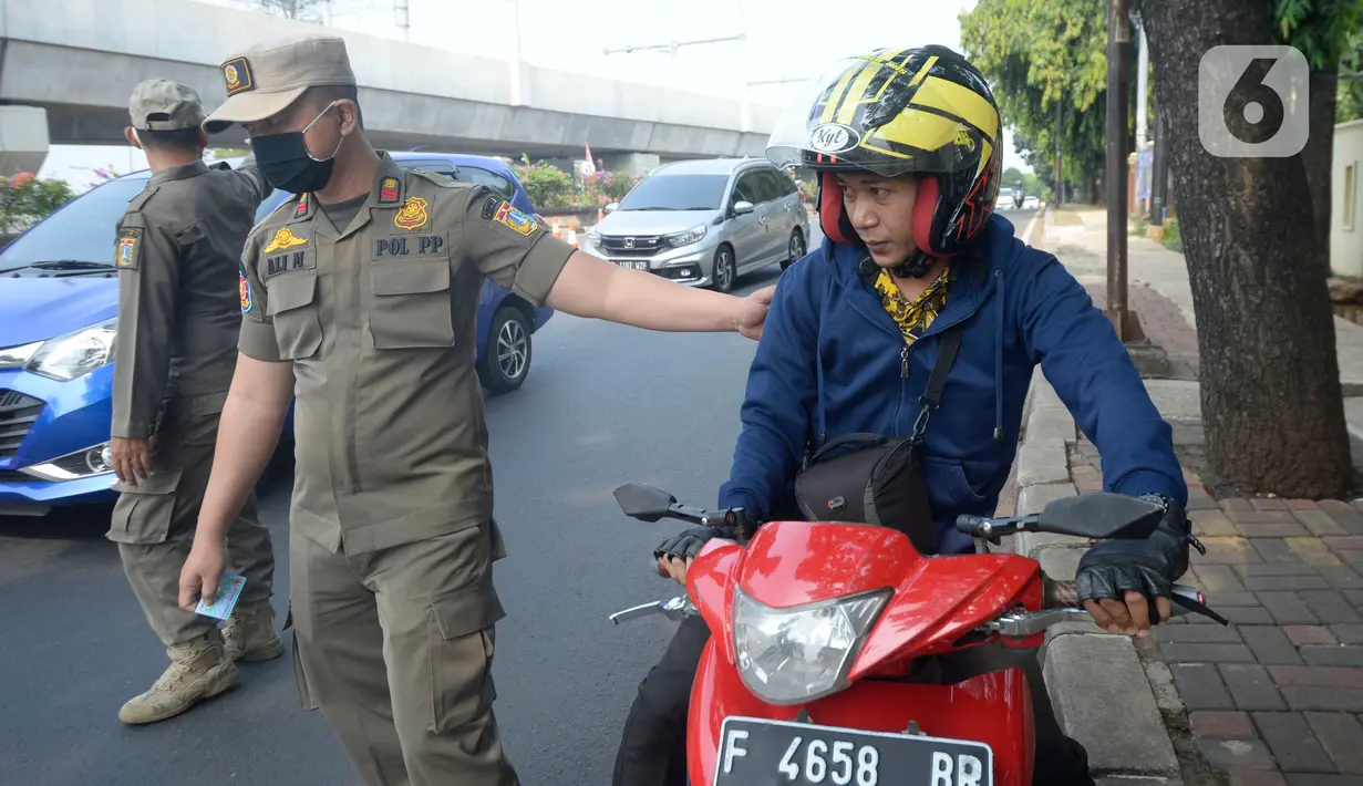 Petugas Satpol PP memberhentikan pengendara motor di Lebak Bulus, Jakarta, senin (14/09/2020). Pemerintah Provinsi DKI Jakarta memperketat kembali PSBB karena kasus Covid-19 terus mengalami peningkatan. (merdeka.com/Dwi Narwoko)