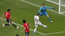 Striker Uruguay, Luis Suarez, melepaskan tendangan ke gawang Mesir pada laga Piala Dunia di Stadion Ekaterinburg, Jumat (15/6/2018). Uruguay menang 1-0 atas Mesir. (AP/Vadim Ghirda)