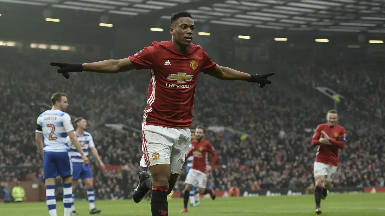 Barcelona Lirik Striker MU Gantikan Neymar