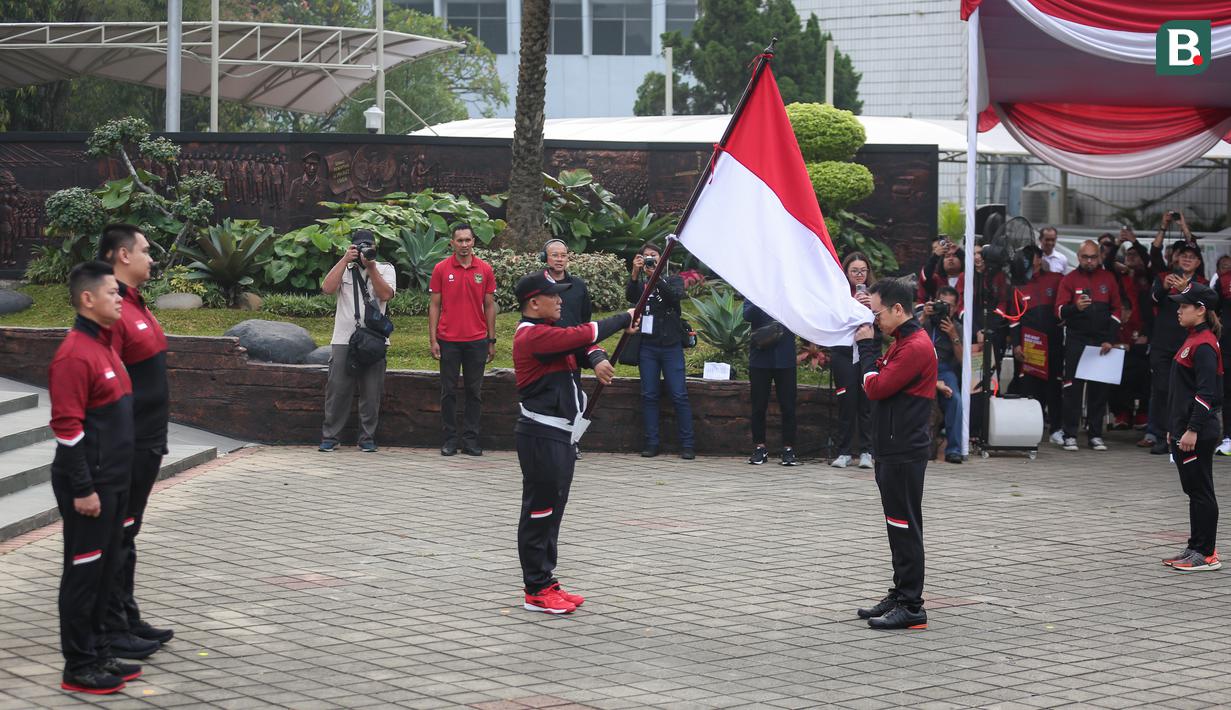 <p>CdM kontingen Indonesia untuk SEA Games 2023, Lexyndo Hakim mencium bendera Merah Putih saat pengukuhkan kontingen Indonesia untuk SEA Games 2023 Kamboja yang berlangsung di Kantor Kemenpora, Senayan, Jakarta, Selasa (02/05/2023). Sebanyak 599 atlet akan tampil dalam 31 cabang olahraga. (Bola.com/Bagaskara Lazuardi)</p>