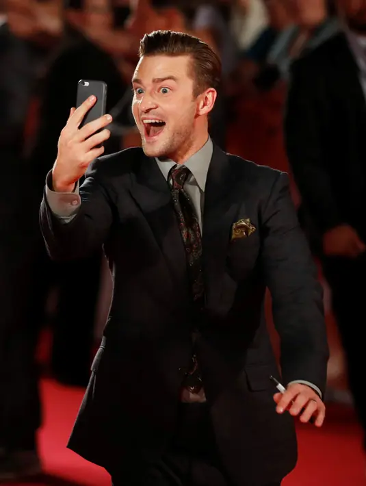Ekspresi penyanyi Justin Timberlake saat berselfie setibanya di karpet merah film "Justin Timberlake and the Tennessee Kids" pada Toronto International Film Festival (TIFF) ke-41, di Toronto, Kanada, Selasa (13/9). (REUTERS/Mark Blinch)