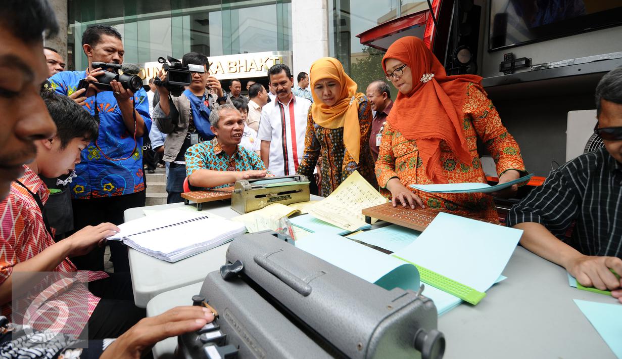 Menteri Sosial, Khofifah Indar Parawansa (berkerudung) melihat fasilitas pencetakan huruf braille di Jakarta, Senin (28/12/2015). Mensos meresmikan penggunaan sejumlah fasilitas penunjang bagi penyandang disabilitas. (Liputan6.com/Helmi Fithriansyah)