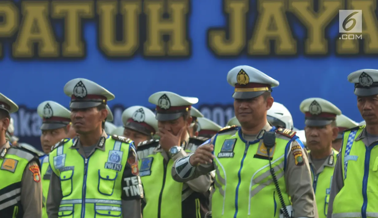 Sejumlah polisi lalu lintas mengikuti apel Operasi Patuh Jaya 2019 di Lapangan Promoter Polda Metro Jaya, Jakarta, Kamis (29/8/2019). Polda Metro Jaya menggelar operasi lalu lintas bersandi Operasi Patuh Jaya 2019 selama 14 hari dari 29 Agustus hingga 11 September 2019. (merdeka.com/Imam Buhori)