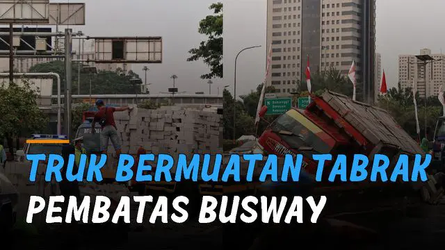 Beredar video sebuah truk bermuatan bata hebel tabrak pembatas busway di Jalan Gatot Subroto arah Kuningan.