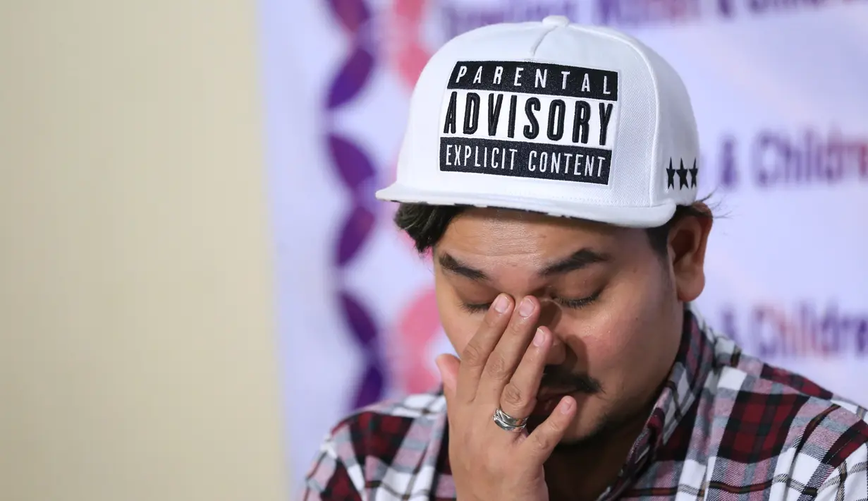 Mengantarkan sang anak ke tempat peristirahatan terakhirnya, Bekti dengan raut wajah sedih tetap berusaha untuk tegar sambil menggendong jenazah anaknyaa tersebut. Dila, istri Bekti tidak tampak di sisi Bekti. (Adrian Putra/Bintang.com)