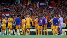 Suporter Belanda bertepuk tangan untuk timnya usai pertandingan sepak bola kualifikasi Grup B Euro 2024 antara Irlandia dan Belanda di Stadion Aviva, Dublin, Irlandia, Minggu (10/9/2023). (Donall Farmer/PA via AP)