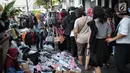 Sejumlah pedagang kaki lima (PKL) memadati trotoar dan badan jalan kawasan Kota Tua, Jakarta, Kamis (27/12). Keberadaan PKL mengganggu ketertiban dan kelancaran lalu lintas orang dan kendaraan. (Liputan6.com/Faizal Fanani)