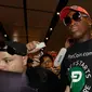 Mantan pebasket NBA, Dennis Rodman setibanya di bandara Changi, Singapura, Selasa (12/6). Dennis Rodman adalah salah satu dari sedikit orang Barat yang mengunjungi Korea Utara dan bertemu Kim Jong Un. (AP Photo/Wong Maye-E)