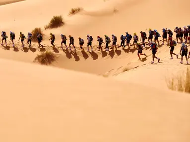 Para atlet berlomba dalam Marathon des Sables di Gurun Sahara, Maroko, (10/4/2016). (AFP/Jean-Philippe Ksiazek)