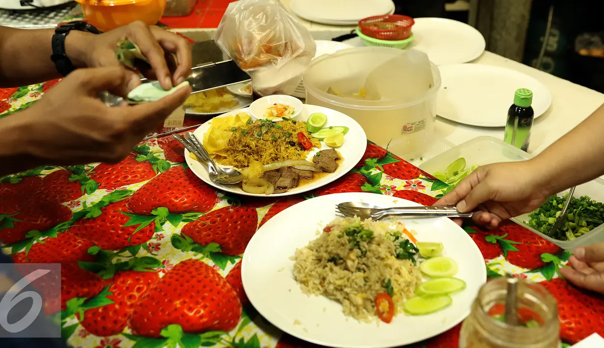 Pengunjung antre membeli makanan bernuansa melayu di Mini Plaza Ramkhamhaen 59, Bangkok Thailand, Jumat (16/12). Menu makanan bernuansa islami tersebut dijual dikisaran 40 hingga 50 bath atau setara Rp 18.000,-. (Liputan6.com/Helmi Fithriansyah)