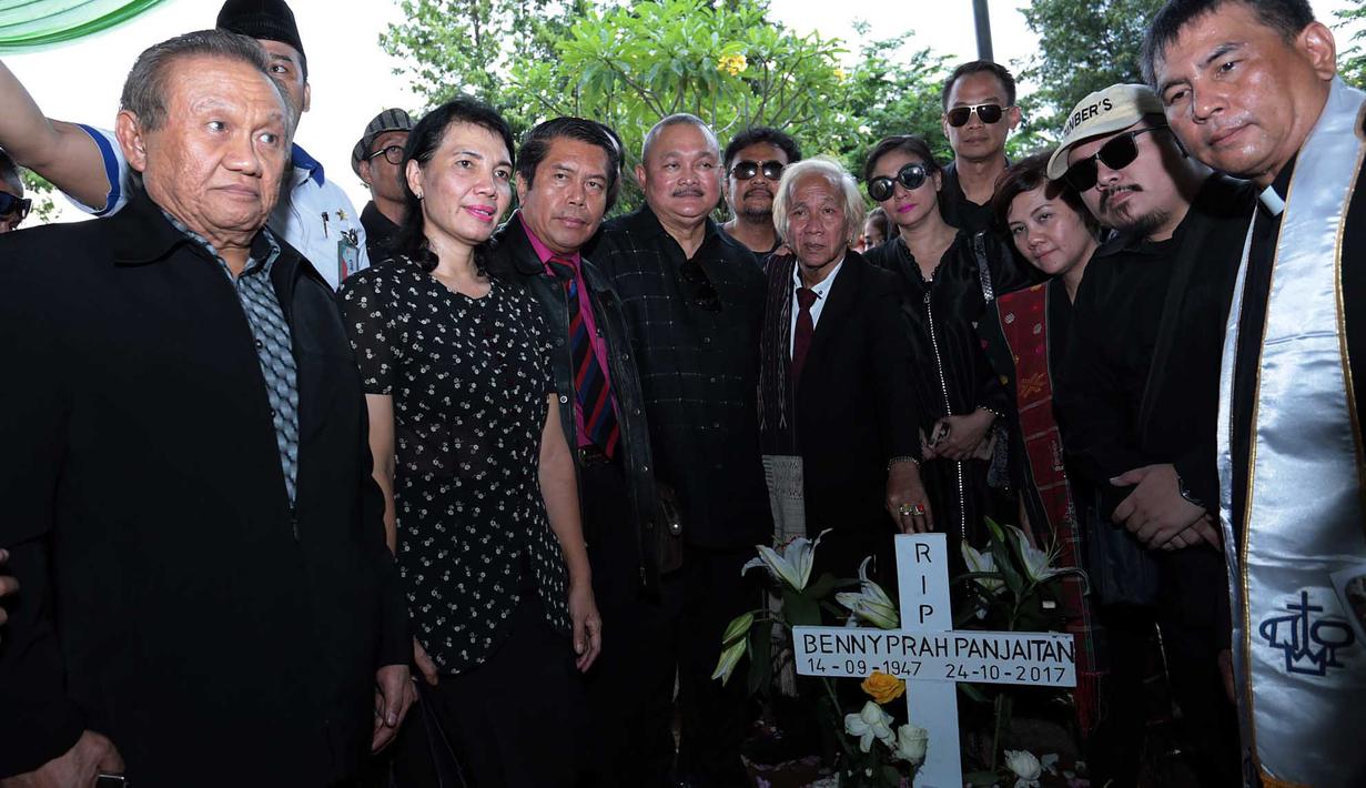 Suasana Pemakaman Benny Panjaitan Diwarnai Isak Tangis ...