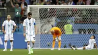 2. Secara mengejutkan Argentina kalah 0-3 dari Kroasia, kondisi ini membuat Lionel Messi dkk sulit untuk lolos ke babak 16 besar. (AP/Petr David Josek)